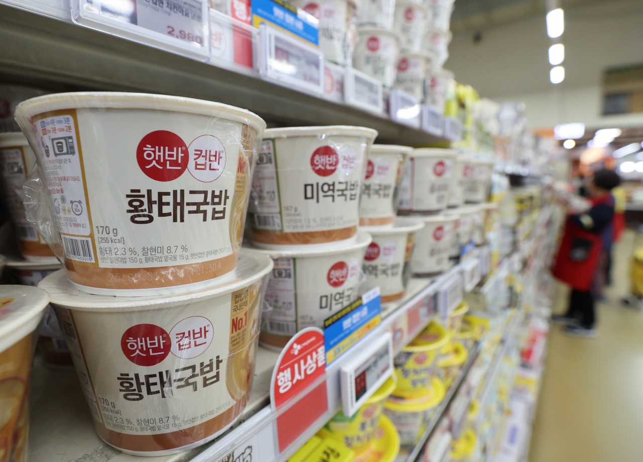 6일 유통업계에 따르면 이달 1일부로 편의점 기준 CJ제일제당의 컵반 미역국밥·황태국밥·사골곰탕국밥 등은 4200원에서 4800원으로 14.3% 인상됐다. [연합]