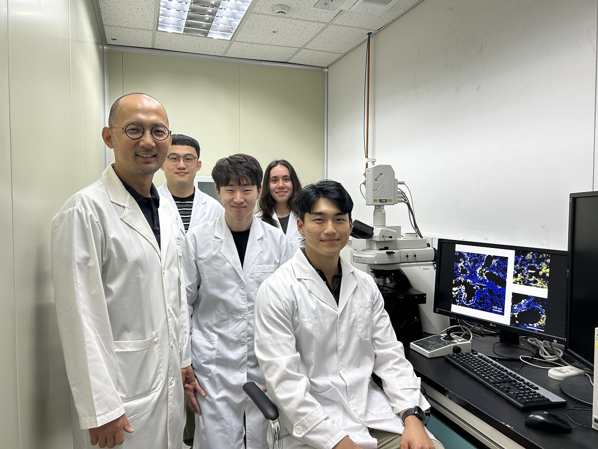 이번 연구를 수행한 KAIST 연구진. 박지호(왼쪽부터) 교수, 한준희, 염경환 박사과정, 에린 파간 석사과정, 장민철 박사과정.[KAIST 제공]