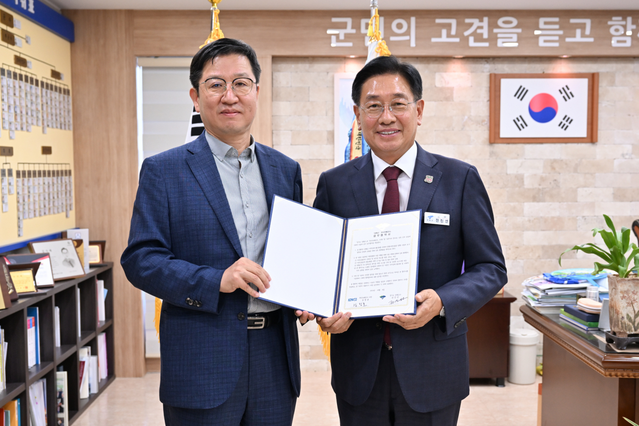 성창훈 조폐공사 사장(왼쪽)과 전진선 양평군수가 지류형 양평사랑상품권 도입을 위한 업무협약식을 체결하고 있다. [한국조폐공사 제공]