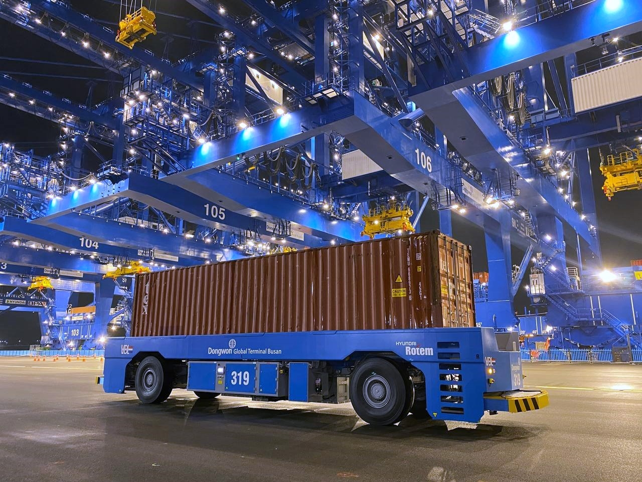 현대로템이 부산 신항 7부두에 공급한 AGV(무인이송장비) [현대로템 제공]