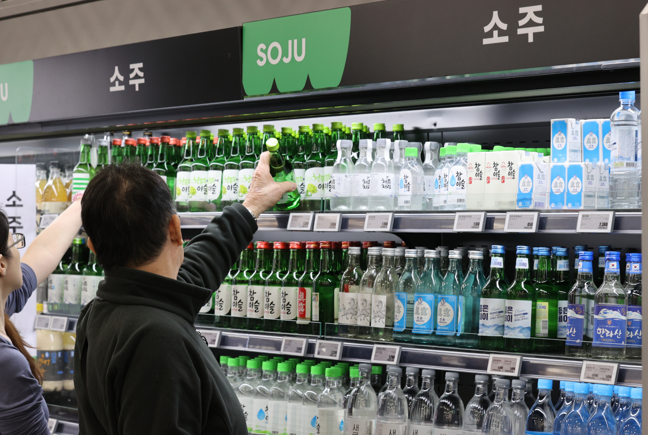 서울 한 대형마트에 진열된 소주. 기사 내용과 무관 [연합]