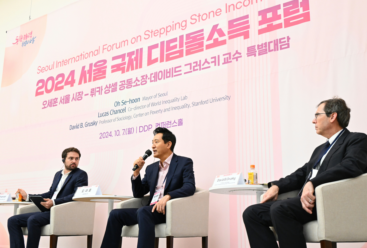 ‘2024 서울 국제 디딤돌소득 포럼’에서 오세훈 서울시장이 발언하고 있다. 사진 왼쪽은 오 시장과 함께 대담에 나선 뤼카 샹셀(Lucas Chancel) 세계불평등연구소 소장이고, 오른쪽은 데이비드 그러스키(David B. Grusky) 스탠포드대학교 사회학 교수다. [서울시 제공]