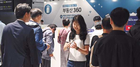 부동산 칼럼니스트이자 유명 유튜버인 ‘아기곰’의 강연에 수많은 관람객들이 몰려 강연을 듣고 있다.  임세준 기자