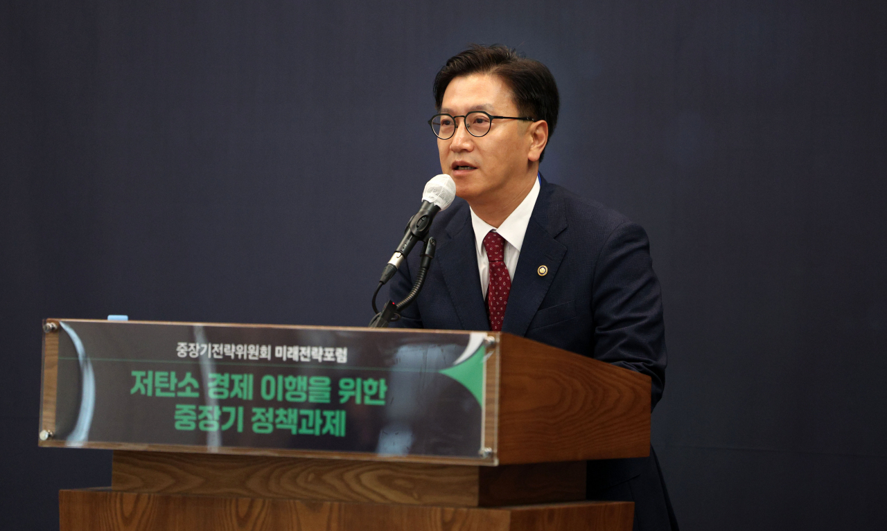김범석 기획재정부 1차관이 7일 서울 중구 프레스센터에서 열린 중장기전략위원회 주최 '저탄소 경제 이행을 위한 중장기 정책 과제' 제2차 미래전략포럼에서 인사말을 하고 있다. [뉴시스]
