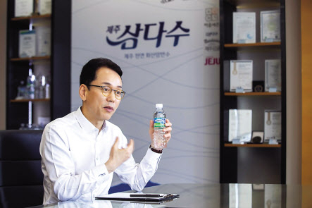 백경훈 제주개발공사 사장은 2일 진행된 언론 인터뷰에서 “삼다수의 품질 우수성을 알리기 위한 글로벌 마케팅을 강화하겠다”고 말했다. [제주개발공사 제공]