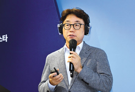 이재국 한국금융연수원 교수가 2일 ‘당신도 부동산 상급지 갈 수 있습니다’의 주제로 강연을 하고 있다. 이상섭 기자