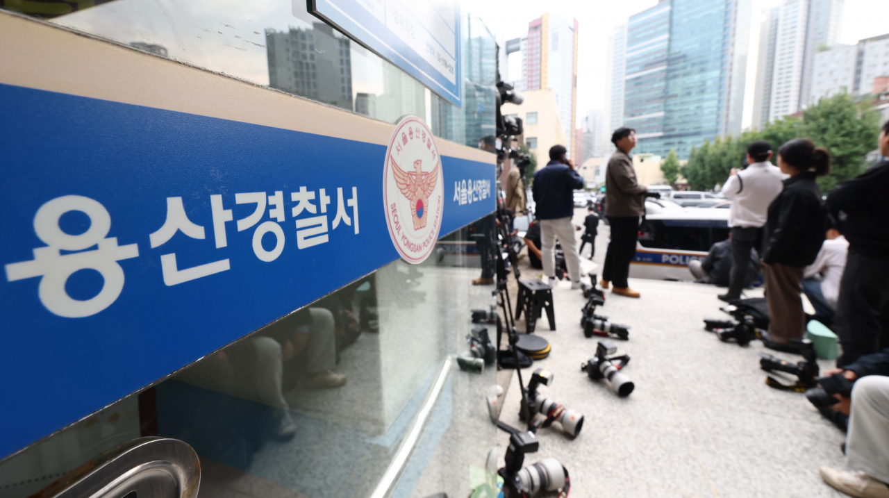 7일 오전 서울 용산경찰서에서 취재진이 음주운전 사고를 일으킨 문재인 전 대통령의 딸 다혜씨의 출석을 대기하고 있다. [연합]