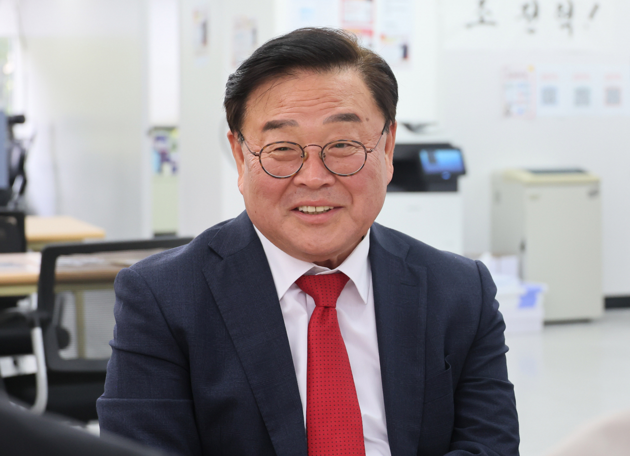 조전혁 서울시교육감 후보는 7일 역사 교과서 논란과 관련해 “(현재) 역사 교과서는 지나치게 정치사 중심으로 돼 있다”며 건국과 경제 성장 등에 업적이 있는 영웅 위주로 기술돼야 한다고 주장했다. 사진은 조전혁 서울시교육감 후보. [연합]