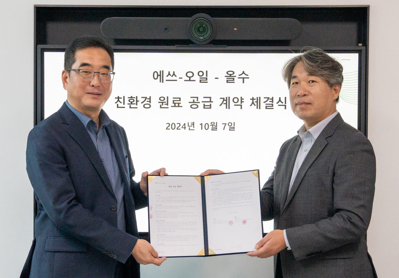 정영광(왼쪽) 에쓰오일(S-OIL) 신사업부문장과 김기옥 올수 대표가 7일 지속가능항공유 생산을 위한 친환경 원료 공급 계약을 체결하고 기념촬영을 하고 있다. [S-OIL 제공]