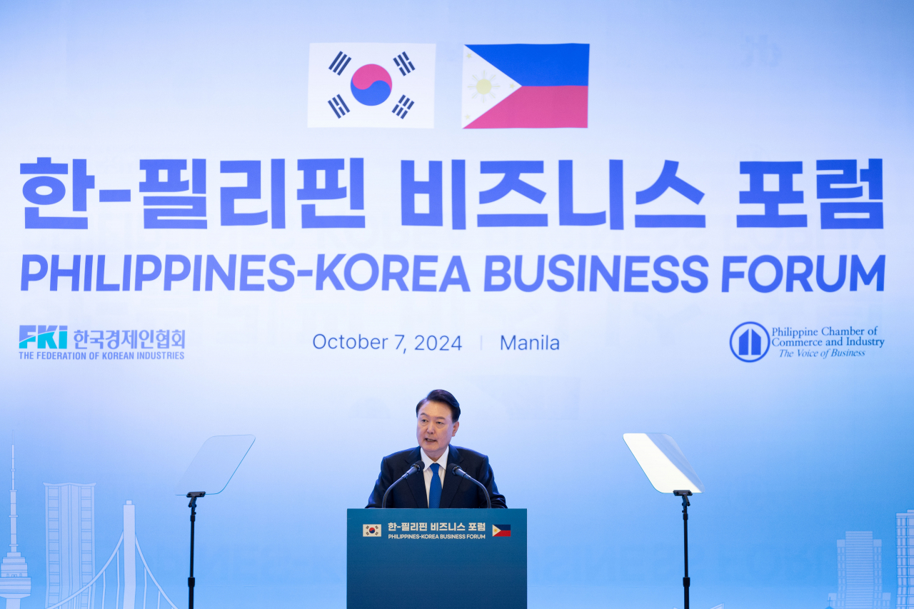 윤석열 대통령이 7일 오후(현지시간) 필리핀 마닐라의 한 호텔에서 열린 한·필리핀 비즈니스 포럼에서 축사하고 있다. 연합뉴스