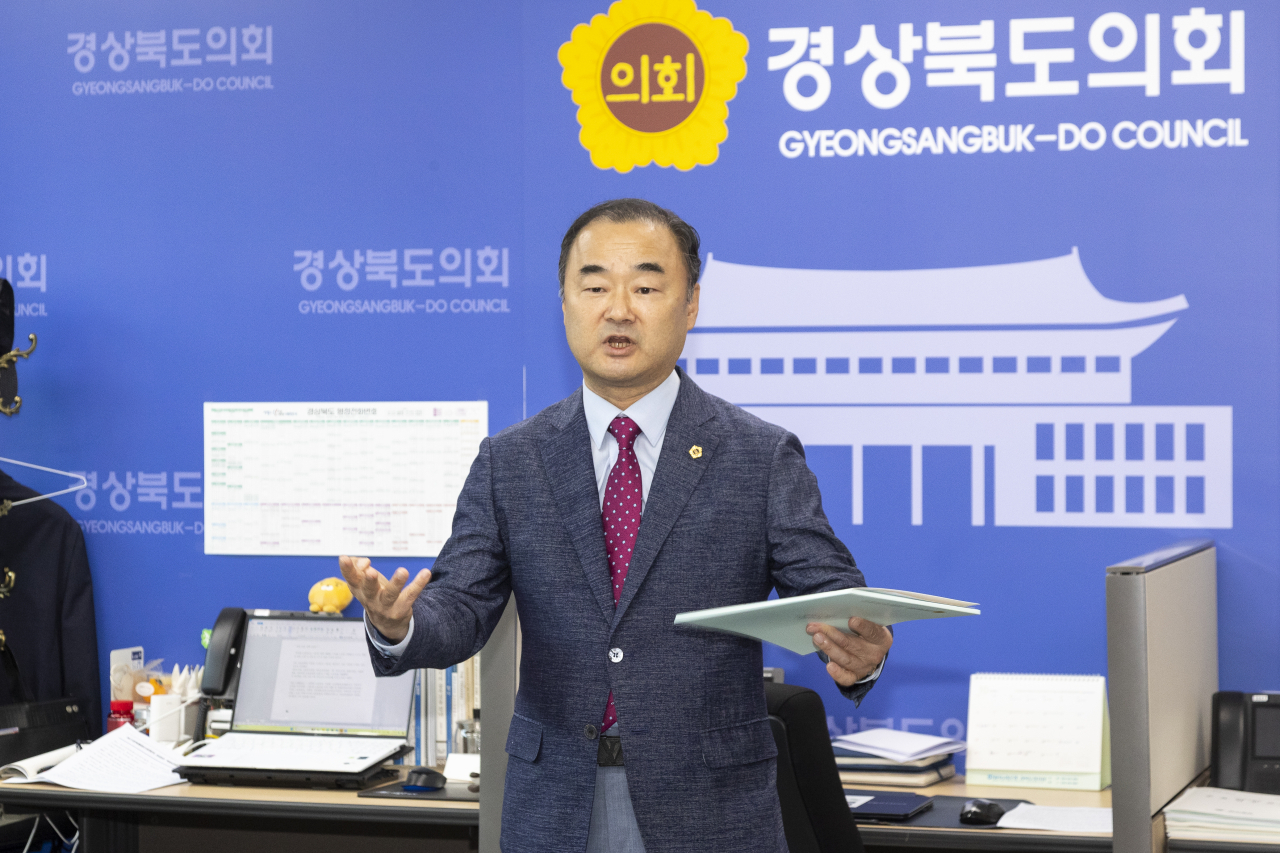박규탁 경북도의회 대변인이 7일 신공항 관련 입장문을 발표하고 있다.[경북도의회 제공]
