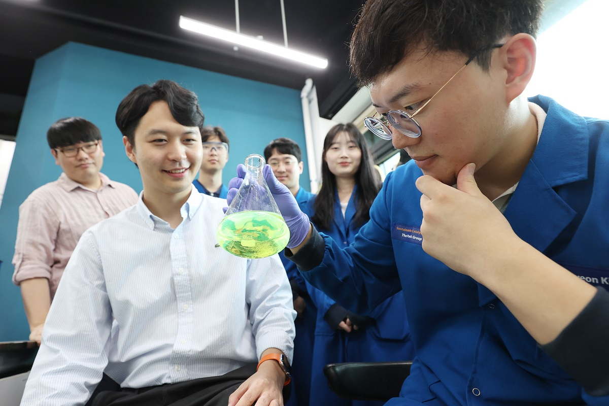 이번 연구를 수행한 박윤수(앞줄 왼쪽) KAIST 화학과 교수 연구팀.[KAIST 제공]