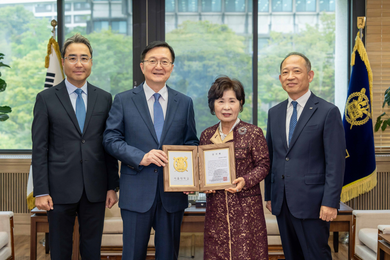 한국콜마가 서울대학교 인문대학 발전기금을 기부하는 행사를 갖고 기념사진을 촬영하고 있다. (오른쪽부터 최현규 한국콜마 대표이사, 김성애 여사, 유홍림 서울대학교 총장, 허현행 한국콜마 부사장). 한국콜마 제공