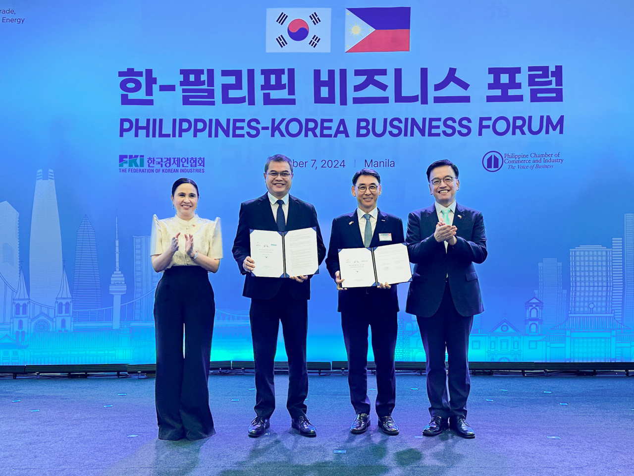 두산에너빌리티가 7일(현지시각) 필리핀 마닐라에서 열린 ‘한-필리핀 비즈니스 포럼’에서 필리핀 최대 전력기업인 메랄코와 필리핀 발전 인프라 분야에서 협력을 가속키로 했다. 크리스티나 알데게르 로케(왼쪽부터) 필리핀 통상산업부 장관, 메랄코 로니 아페로초 수석 부사장, 두산에너빌리티 정연인 부회장, 최상목 경제부총리가 기념촬영을 하고 있다. [두산에너빌리티 제공]