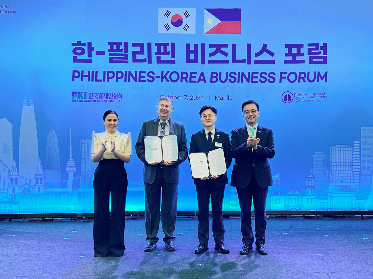 두산에너빌리티가 7일(현지시각) 필리핀 마닐라에서 열린 ‘한-필리핀 비즈니스 포럼’에서 필리핀 민자발전사인 퀘존파워와 복합화력발전소 추진을 위한 업무협약을 체결했다. 크리스티나 알데게르 로케(왼쪽부터) 필리핀 통상산업부 장관, 퀘존파워 프랭크 티엘 CEO, 두산에너빌리티 김정관 부사장, 최상목 경제부총리가 기념촬영을 하고 있다. [두산에너빌리티 제공]