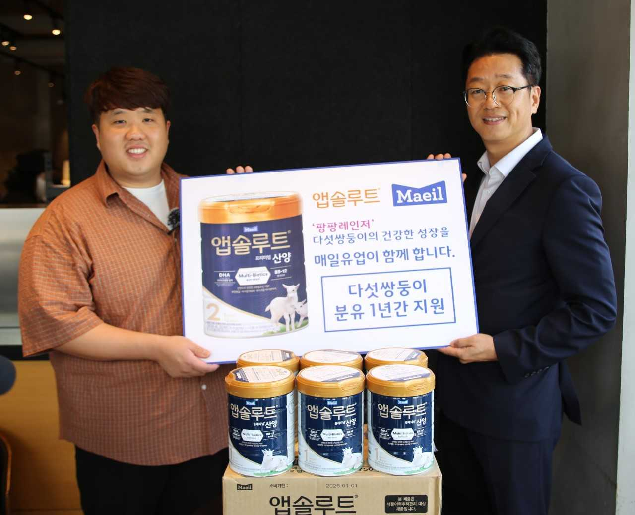 매일유업이 자연임신으로 탄생한 다섯쌍둥이에게 1년간 분유를 지원하기로 했다. 다섯쌍둥이 아버지 김준영(왼쪽부터)와 고정수 매일홀딩스 COO(최고운영책임자)가 기념촬영을 하고 있다.