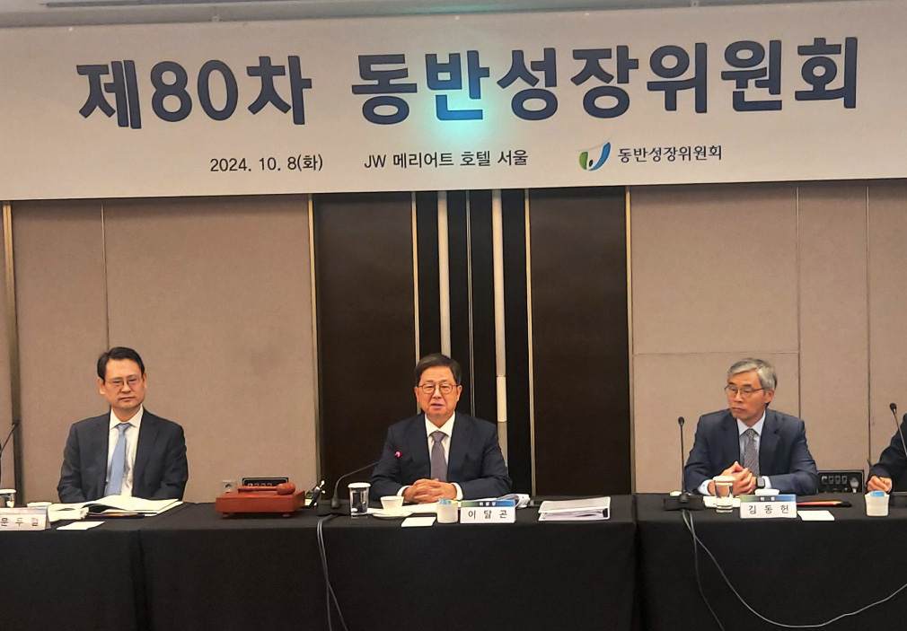 이달곤(가운데) 동반성장위원장이 8일 서울 서초구 JW메리어트 호텔에서 열린 제80차 동반성장위원회 회의에 앞서 인사말을 하고 있다. [사진=유재훈 기자]