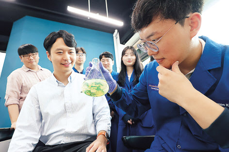 박윤수(앞줄 왼쪽) KAIST 화학과 교수 연구팀 [KAIST 제공]