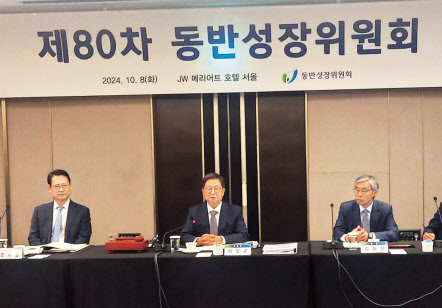 이달곤(가운데) 동반성장위원장이 8일 서울 서초구 JW메리어트 호텔 서울에서 열린 제80차 동반성장위원회 회의에 앞서 인사말을 하고 있다. 유재훈 기자