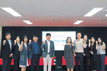 지난 9월 25일 서울에너지드림센터에서 진행된 업무협약식에서 이용성(왼쪽 네 번째부터) 서울에너지드림센터장, 임성원 LG헬로비전 상무, 김성아 세이브더칠드런 서울지역본부장 등 주요 관계자가 기념 촬영을 하고 있다. [LG헬로비전 제공]
