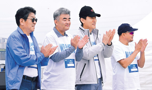 ‘웰니스서울 2024’ 오프닝 행사에서 박수를 치고 있는 최진영(왼쪽부터) 헤럴드미디어그룹 대표이사, 정원주 헤럴드미디어그룹·대우건설 회장, 오세훈 서울시장, 이봉주 선수 임세준 기자
