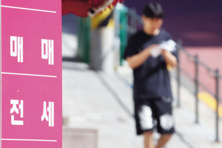 서울의 한 부동산 중개업소 앞에 매물 정보가 붙어 있다. [연합]