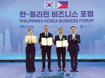 크리스티나 알데게르 로케(왼쪽부터) 필리핀 통상산업부 장관, 메랄코 로니 아페로초 수석 부사장, 정연인 두산에너빌리티 부회장, 최상목 경제부총리가 기념촬영을 하고 있다. [두산에너빌리티 제공]