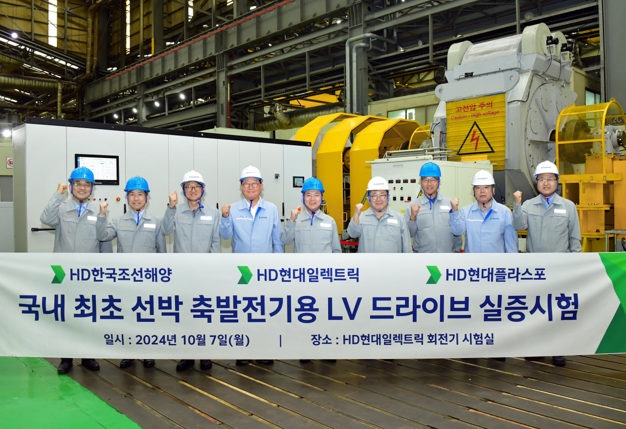 HD현대일렉트릭 회전기 공장에서 개최된 ‘선박용 대용량 저압 드라이브’ 시연회에서 장광필(왼쪽부터) HD한국조선해양 미래기술연구원장, 전승호 HD현대중공업 기술본부장, 설승기 HD현대 기술자문, 조석 HD현대일렉트릭 대표, 김형관 HD현대미포 대표 등이 기념촬영을 하고 있다. [HD현대 제공]