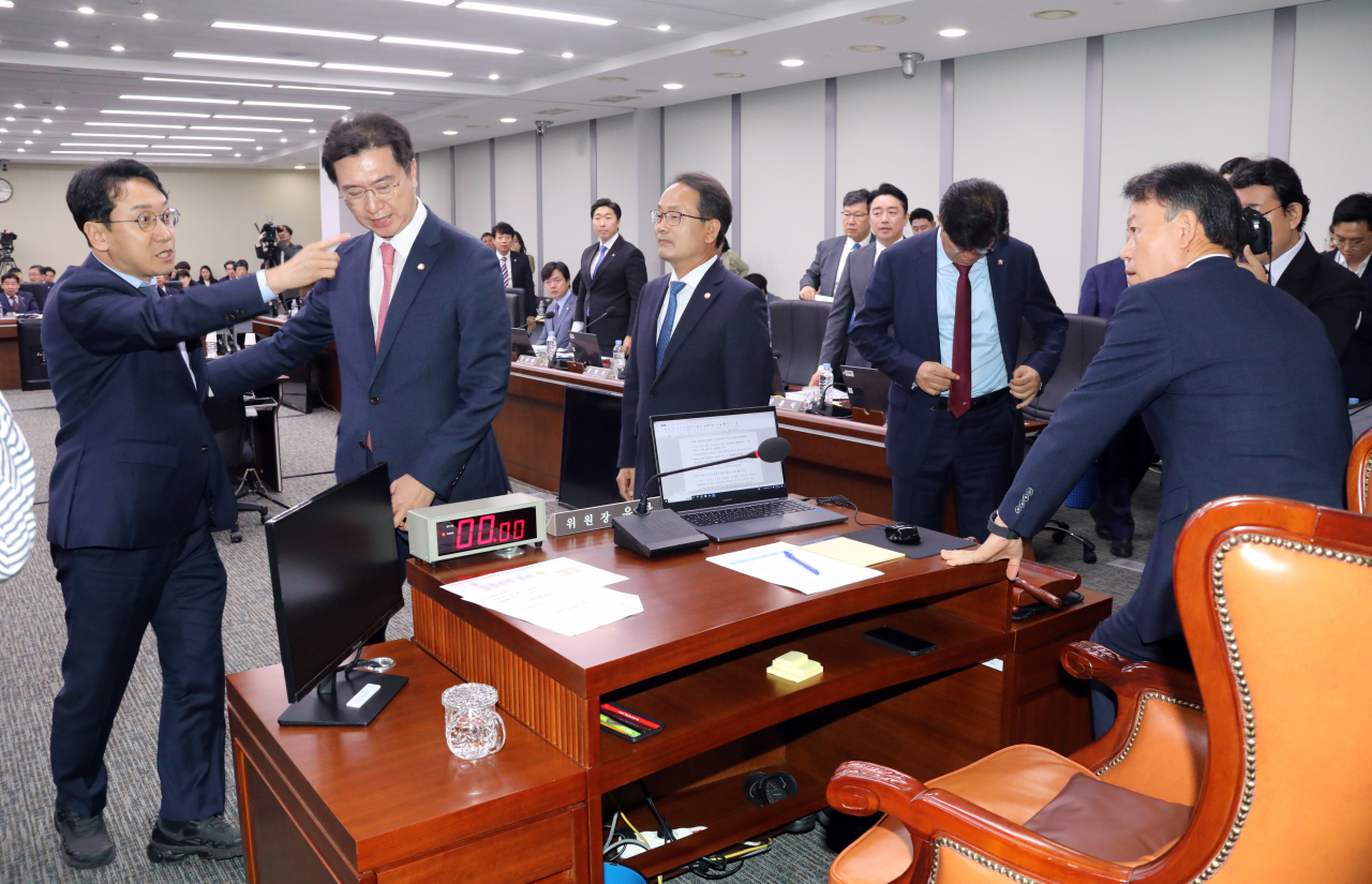 “野의원들 전부 고소·고발” 발언 여파…권익위 국감, 시작 20여분 만에 중단