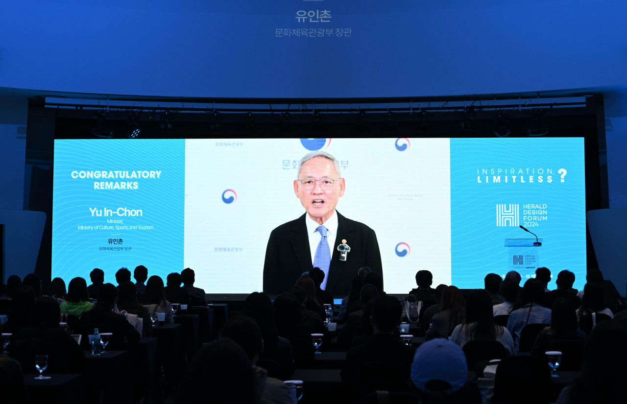 유인촌 문화체육관광부 장관이 8일 서울 반포 세빛섬에서 열린 헤럴드디자인포럼 2024에서 화상으로 축사를 하고 있다. 이상섭 기자