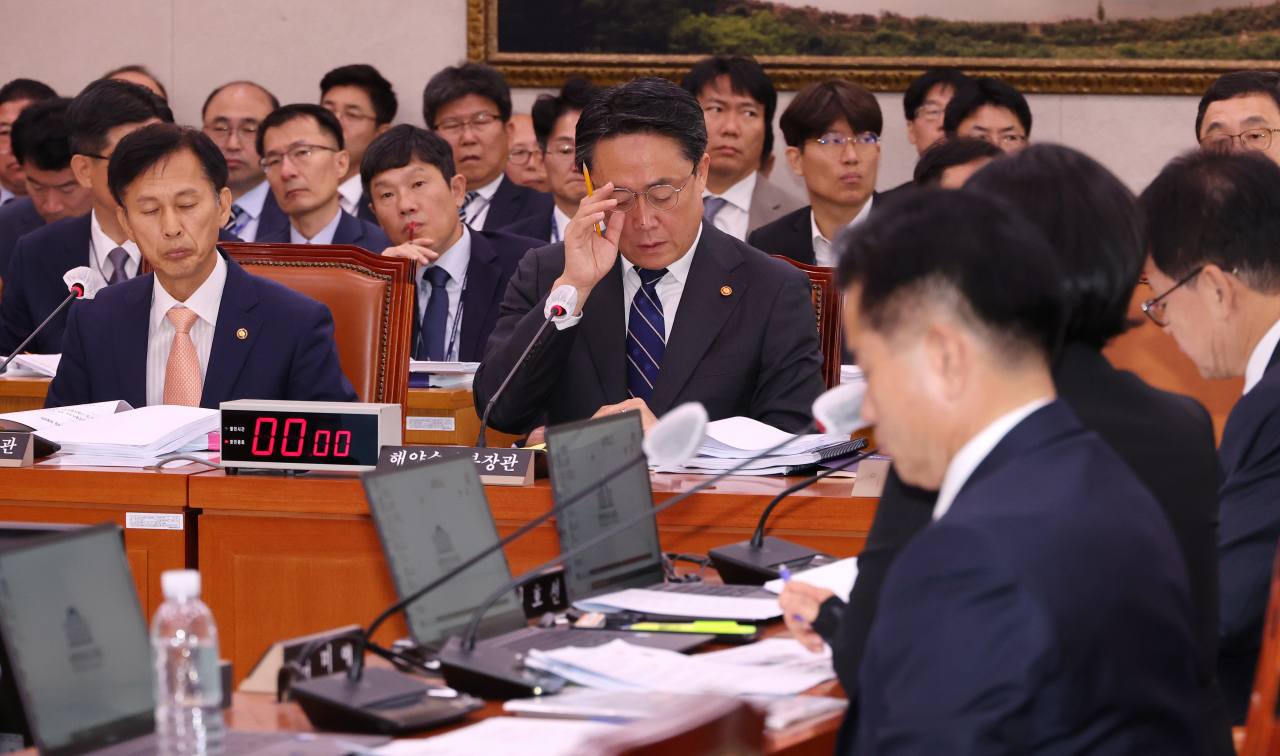 8일 오전 열린 국회 농림축산식품해양수산위원회의 해양수산부 등의 국정감사에서 강도형 장관(가운데)이 의원 질의를 경청하며 자료를 살피고 있다. [연합]