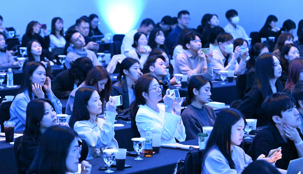 8일 서울 반포 세빛섬에서 열린 헤럴드디자인포럼 2024의 참석자들이 스마트폰으로 강연 모습을 촬영하고 있다. 임세준 기자