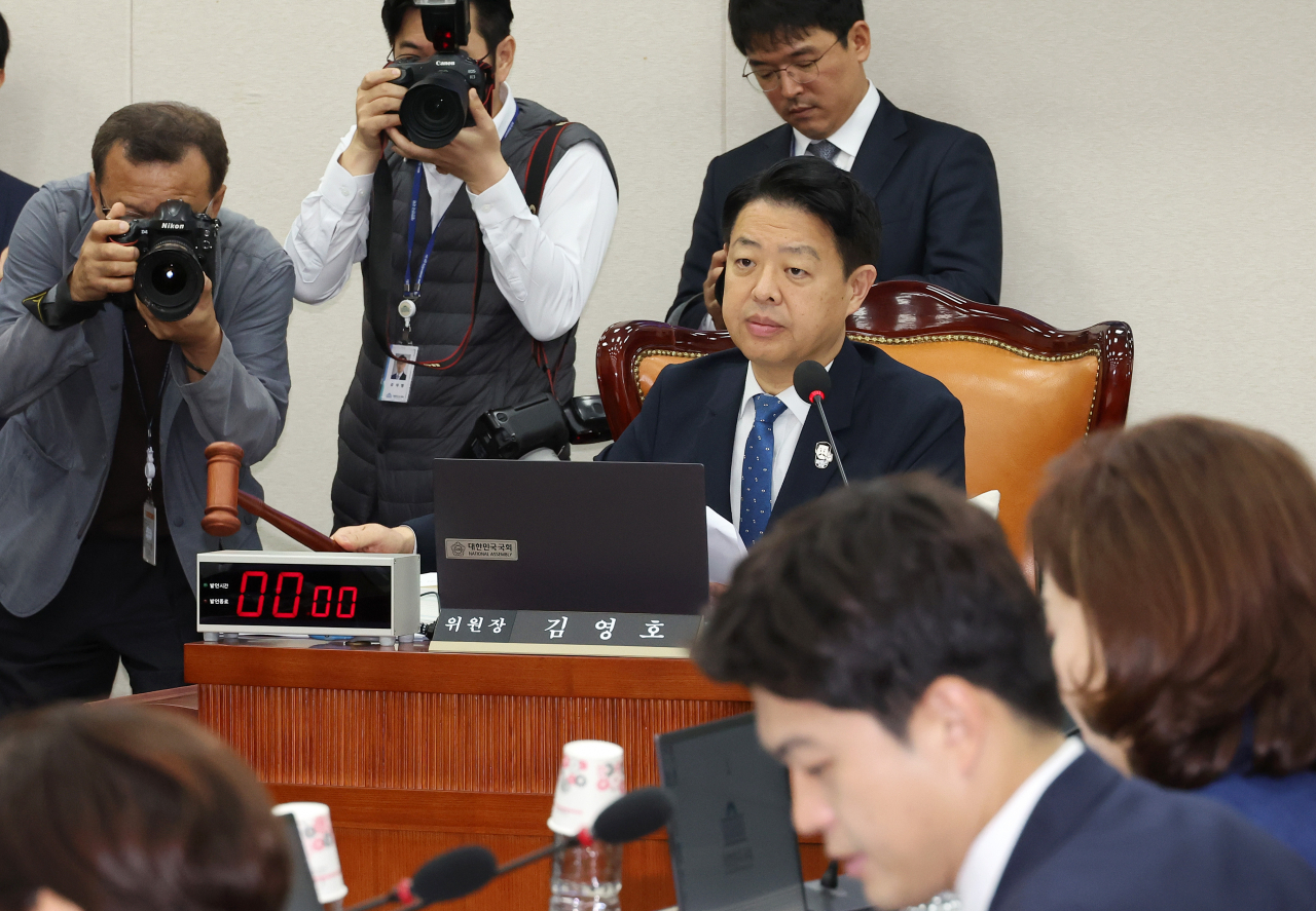 野, ‘김여사 논문대필 의혹’ 교수 동행명령장 발부…與 “정당한 이유 없어” 반발