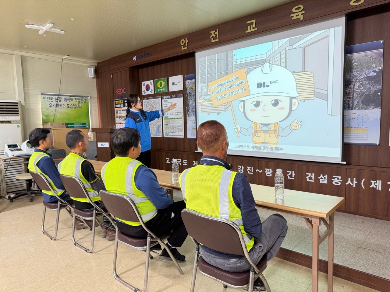 고속도로 건설 공사 현장에서 외국인 근로자들이 베트남어로 안전교육을 받고 있다. [DL이앤씨]