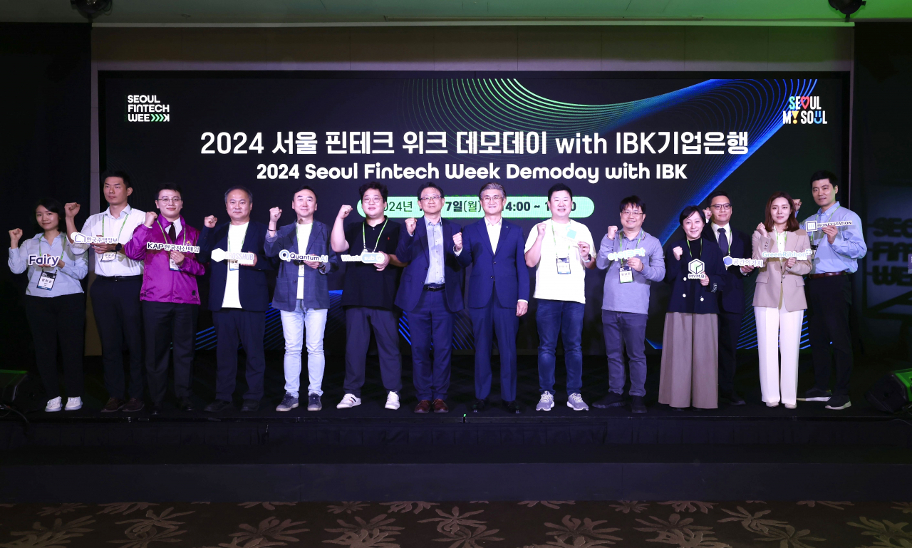 7일 서울 여의도 콘래드 서울에서 열린 ‘2024 서울 핀테크 위크 데모데이 with IBK기업은행’에서 박일규(왼쪽 여덟 번째) IBK기업은행 디지털그룹 부행장, 정영준(왼쪽 일곱 번째) 서울특별시 경제일자리기획관이 참여기업 관계자들과 기념촬영을 하고 있다. [IBK기업은행 제공]