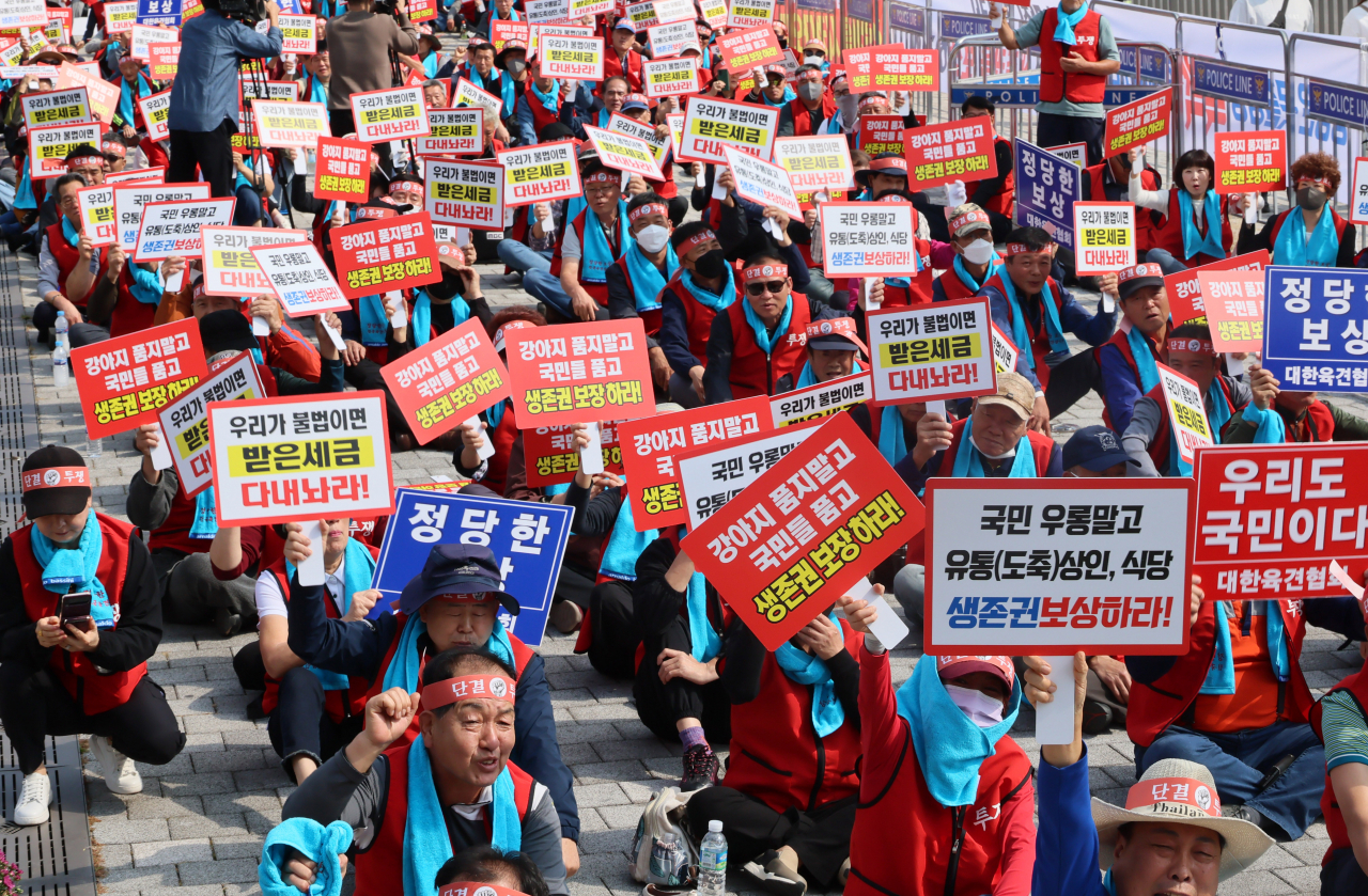전국육견상인회 회원들이 8일 오후 서울 용산구 전쟁기념관 앞에서 집회를 열고 개 식용 종식법 시행에 따른 정당한 보상과 생존권 보장을 촉구하고 있다.[연합]