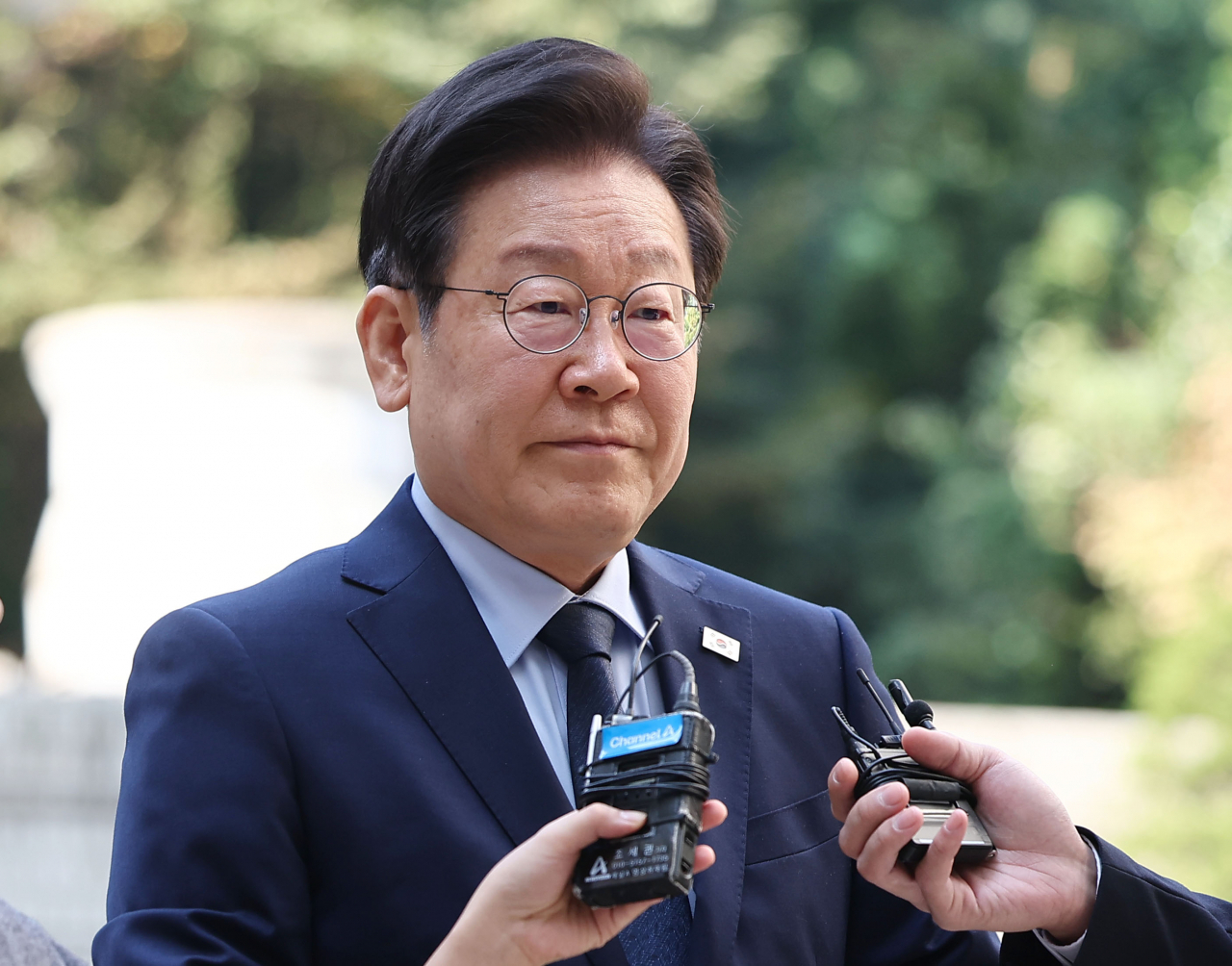 더불어민주당 이재명 대표가 8일 오전 서울 서초구 서울중앙지법에서 열린 '대장동 배임·성남FC 뇌물' 혐의 관련 1심 속행 공판에 출석하고 있다. [연합]