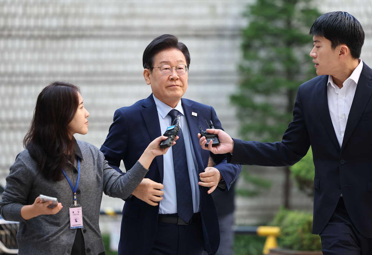 더불어민주당 이재명 대표가 8일 오전 서울 서초구 서울중앙지법에서 열린 '대장동 배임·성남FC 뇌물' 혐의 관련 1심 속행 공판에 출석하고 있다. [연합]