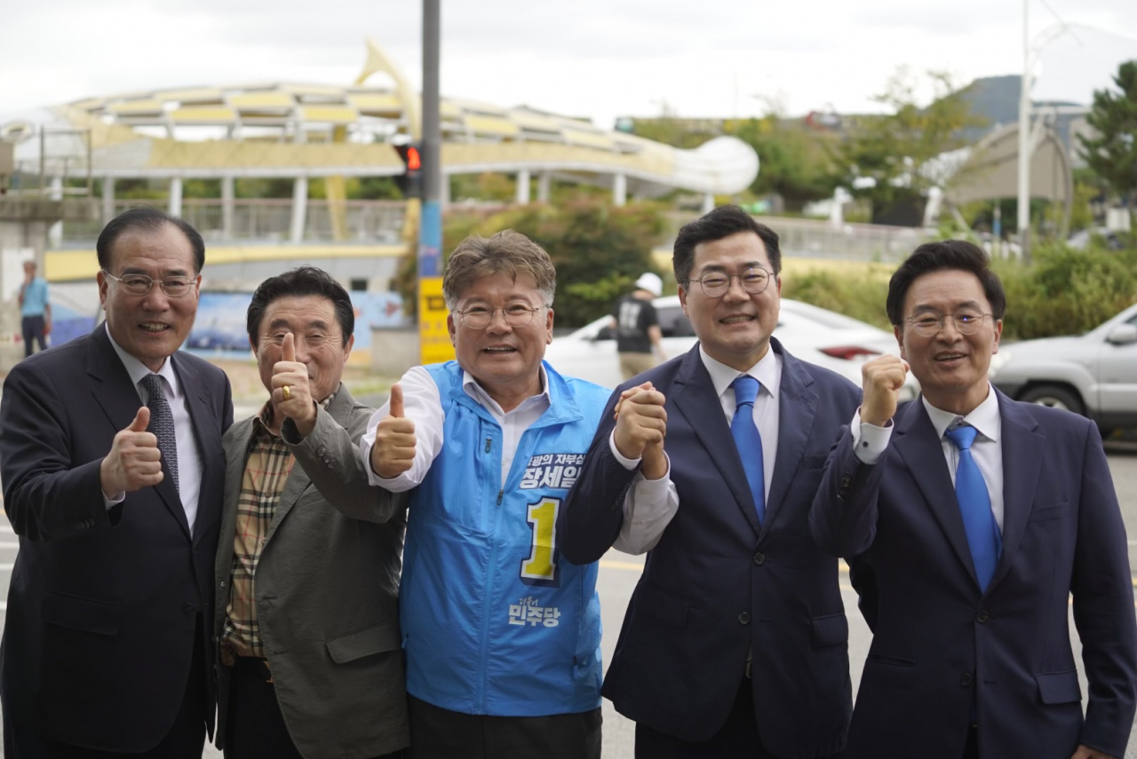 더불어민주당 박찬대 원내대표가 장세일 전남 영광군수 재선거 후보, 정진욱 비서실장, 이개호 의원과 지난달 22일 전남 영광군 법성면 일대를 방문해 군민과 기념 촬영하고 있다.[연합]