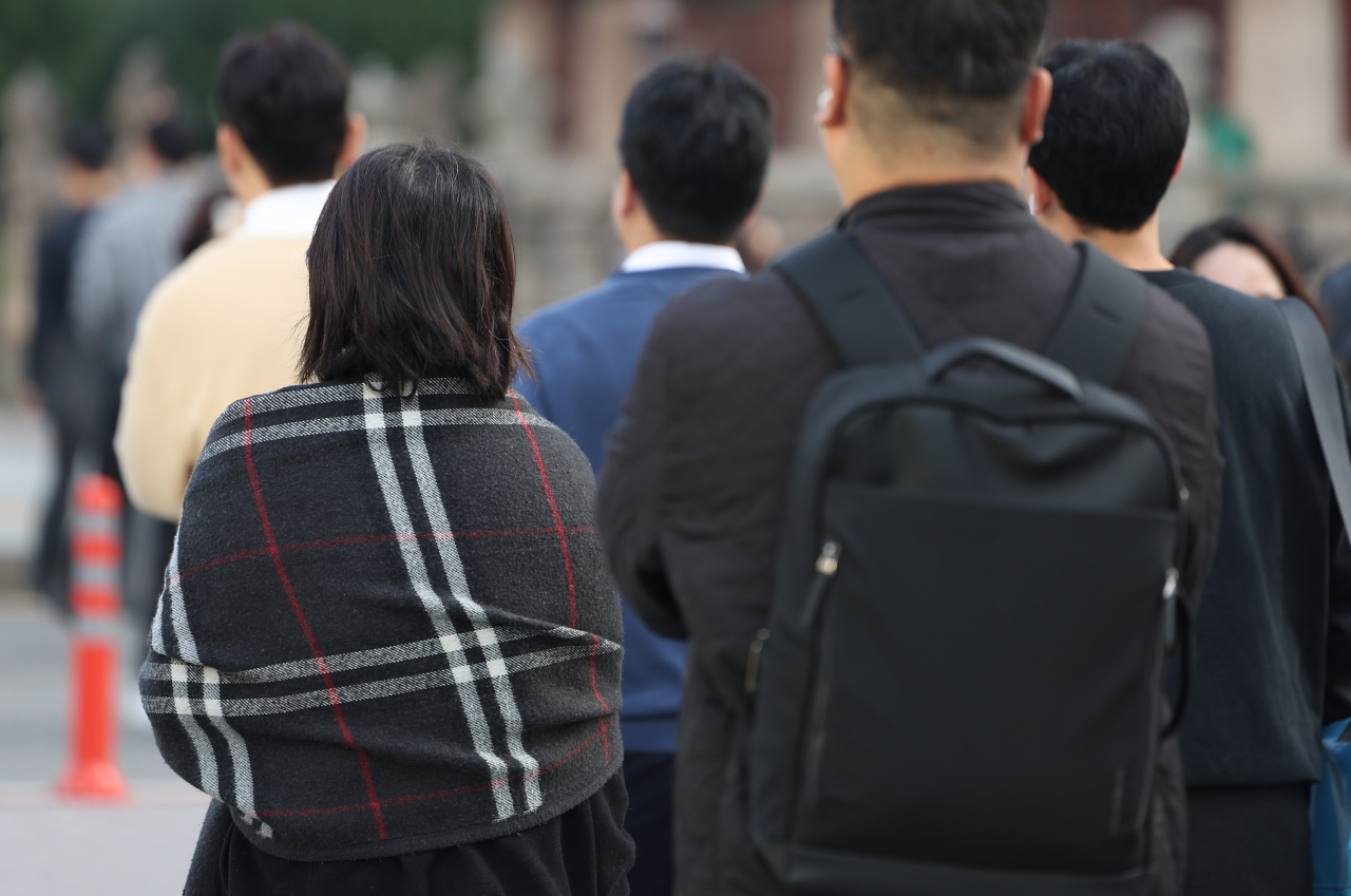 8일 오전 서울 종로구 광화문광장 인근에서 시민들이 이동하고 있다. [연합]