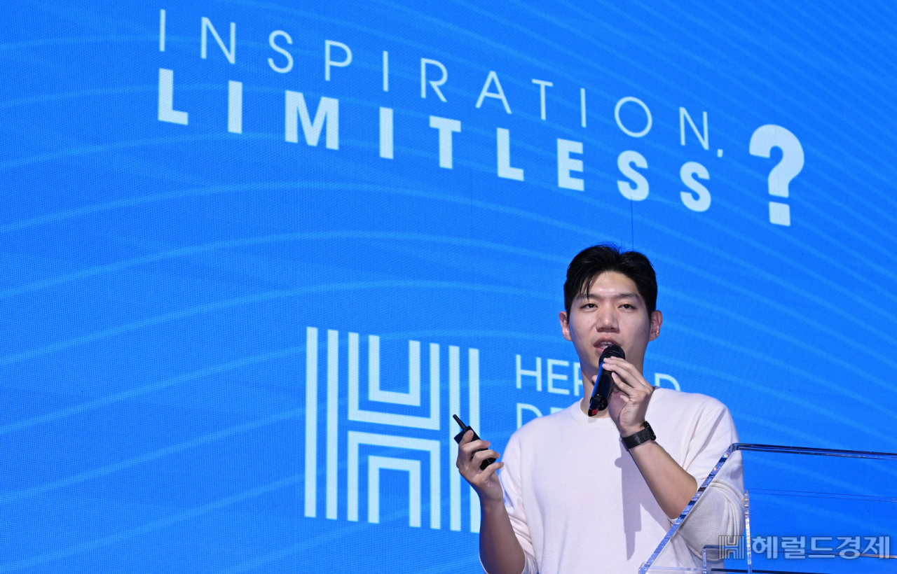 김그륜 모션 그래픽 디자이너가 8일 오후 서울 반포 세빛섬에서 열린 헤럴드디자인포럼 2024에서 ‘모션그래픽디자인 게임: 꿈을 이루는 공략집 그리고 인간 VS AI’ 란 주제로 강연을 하고 있다. 이상섭 기자