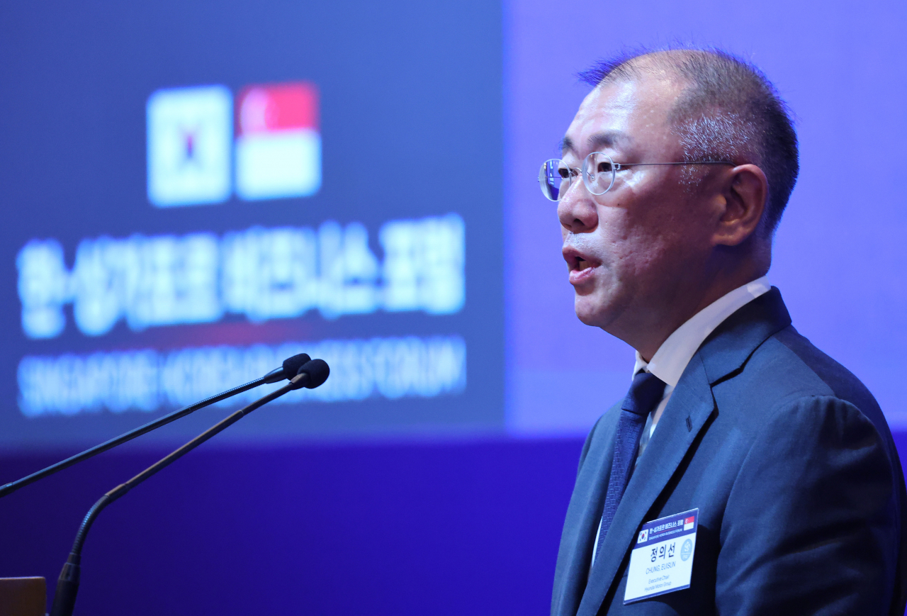 정의선 현대차그룹 회장이 8일 오후(현지시간) 싱가포르의 한 호텔에서 열린 한·싱가포르 비즈니스 포럼에서 환영사를 하고 있다. [연합]