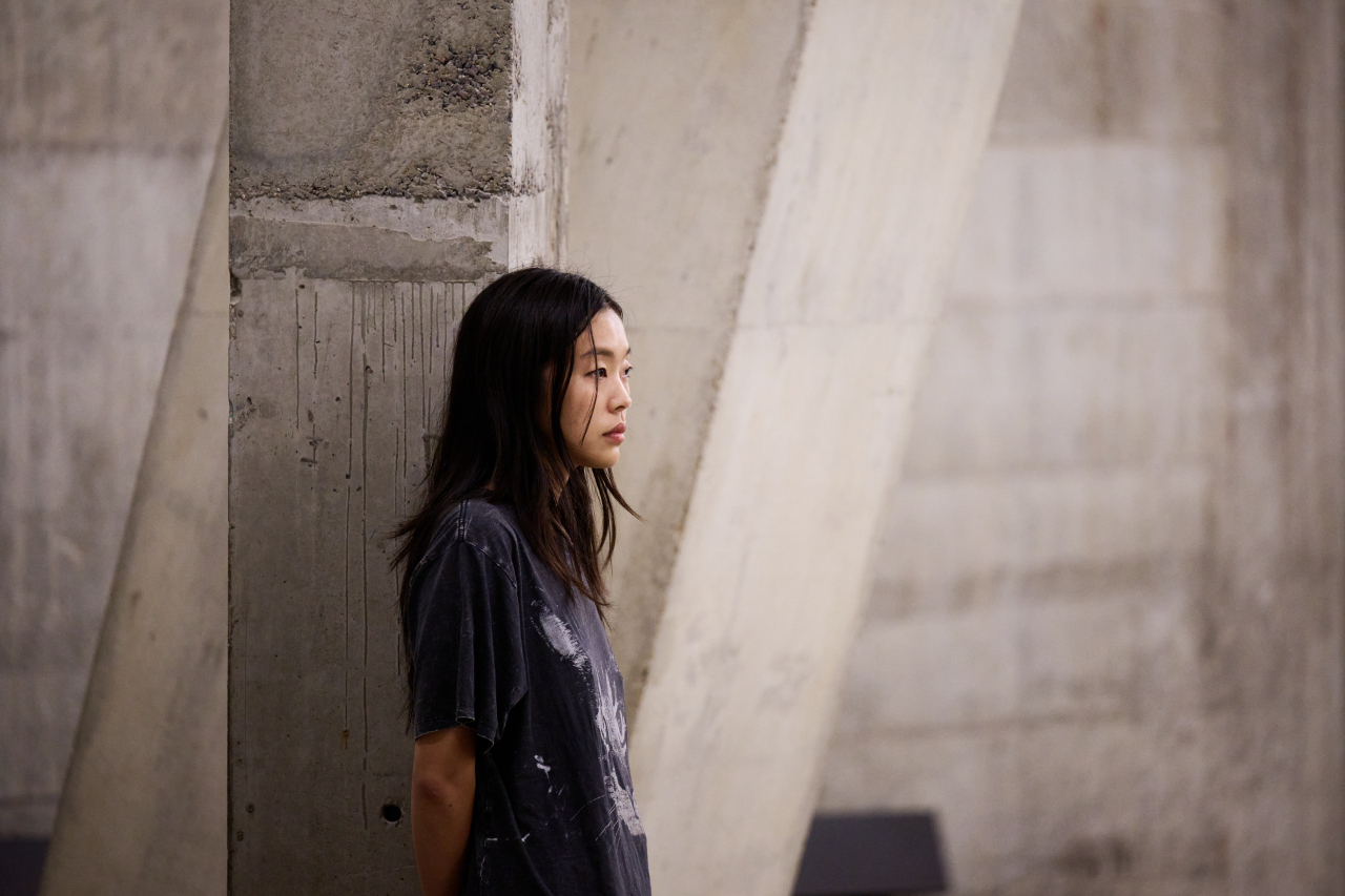 현대 커미션 이미래 작가. [Hyundai Commission artist Mire Lee at Tate modern, Photo &copy; Tate (Ben Fisher Photography)]