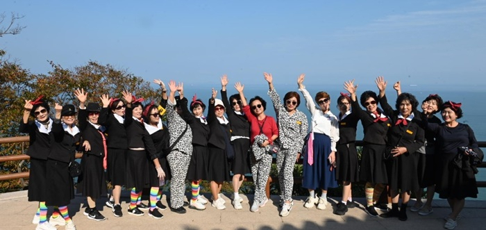 대전에 사는 관광객들이 8일 여수를 찾아 돌산도 향일암에서 바다를 배경으로 기념 사진을 촬영하고 있다.