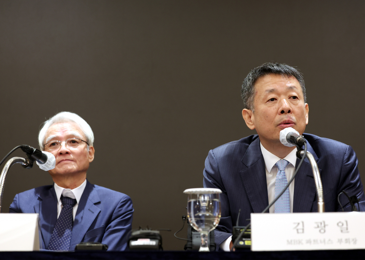 김광일 MBK파트너스 부회장(오른쪽), 강성두 영풍 사장. 연합뉴스