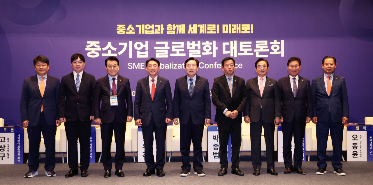 2024 중소기업 리더스포럼의 일환으로 9일 개최된 ‘중소기업 글로벌화 대토론회’에서 김기문(왼쪽 다섯번째), 김석기(왼쪽 네번째) 국회 외교통상위원장 중소기업중앙회장 등 참석자들이 기념촬영을 하고 있다. [중기중앙회 제공]