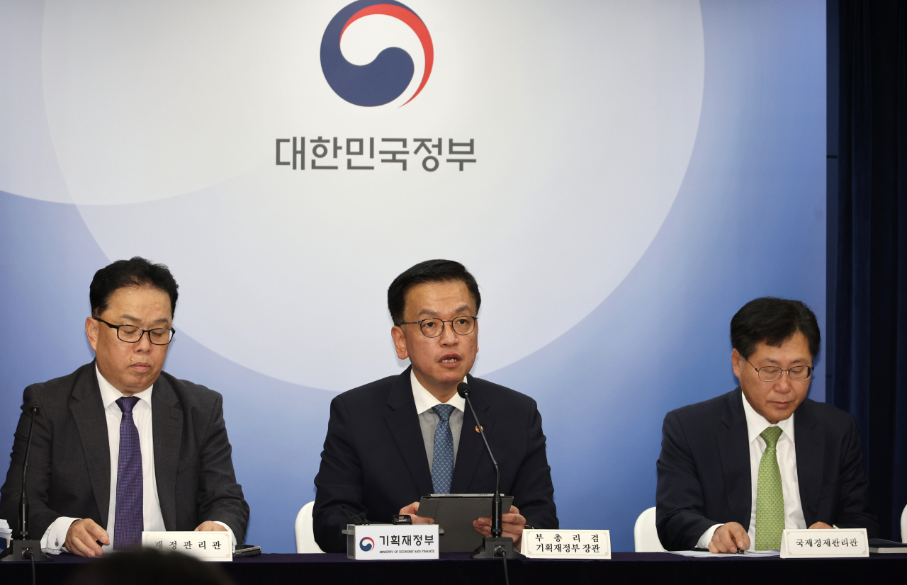 최상목 부총리 겸 기획재정부 장관이 9일 서울 종로구 정부서울청사에서 한국이 세계 3대 채권지수인 세계국채지수(WGBI·World Government Bond Index)에 편입한 것과 관련해 브리핑 하고 있다. [연합]