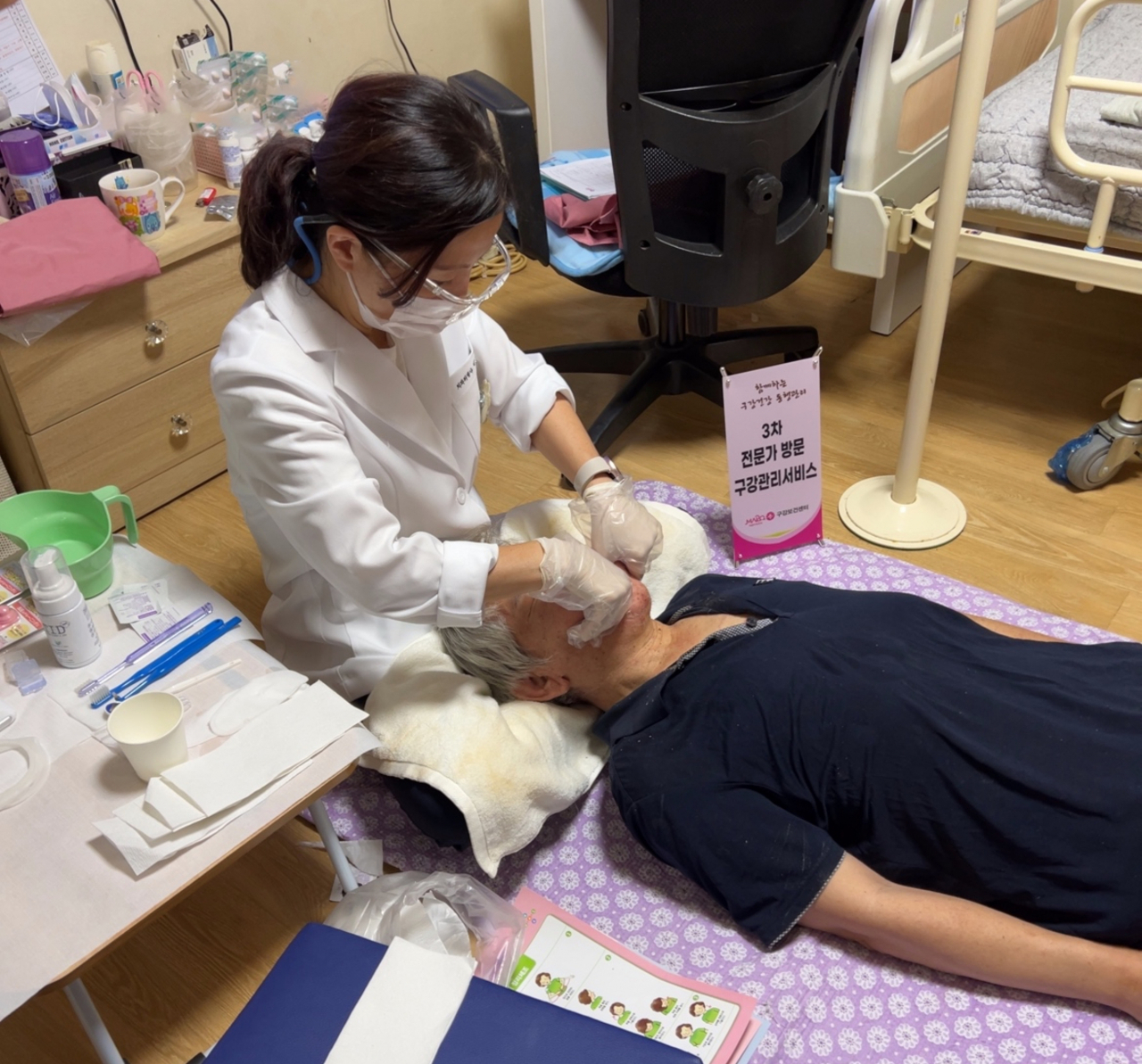 전문 치과위생사가 직접 가정에 방문해 구강 관리 서비스를 하는 모습 [마포구 제공]