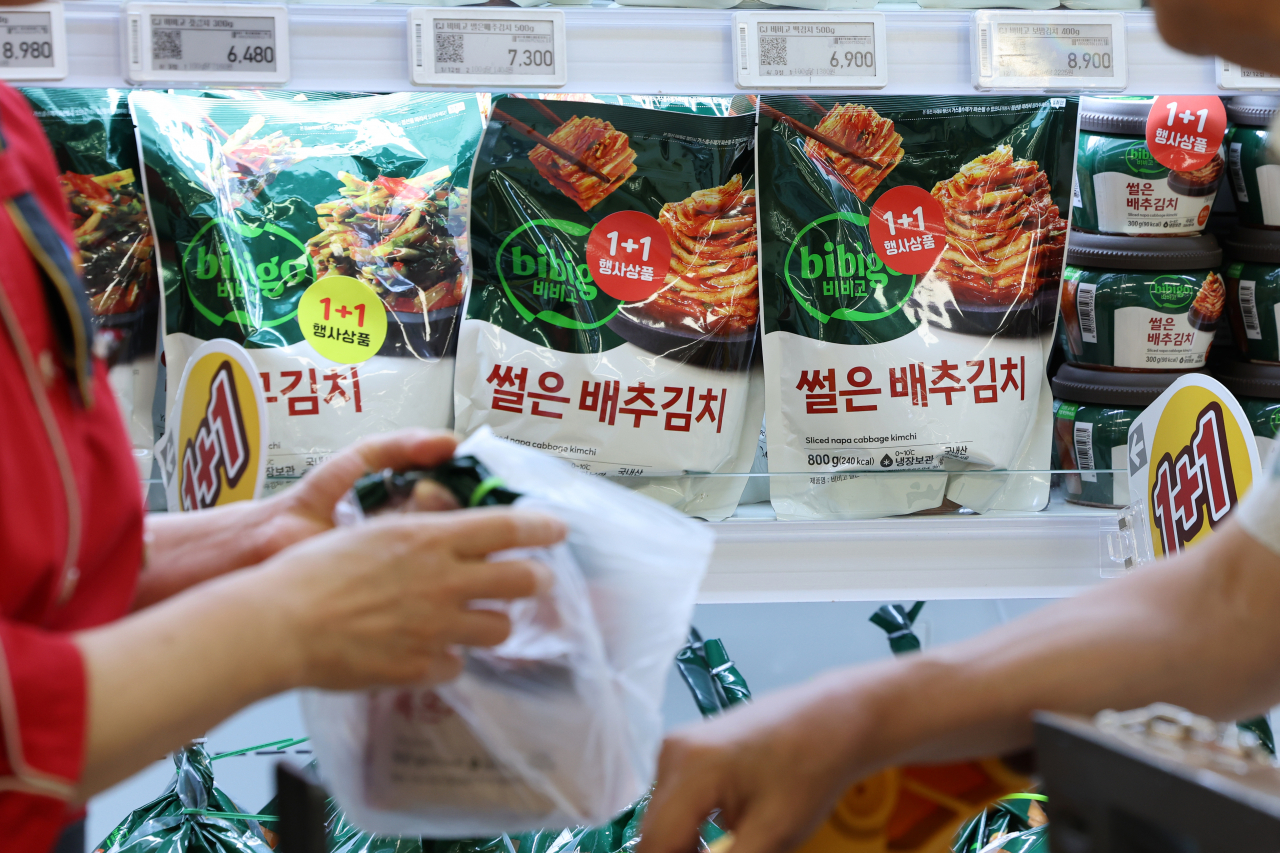 지난달 29일 오전 서울 시내 한 대형마트를 찾은 시민이 김치를 구입하고 있다. [연합]
