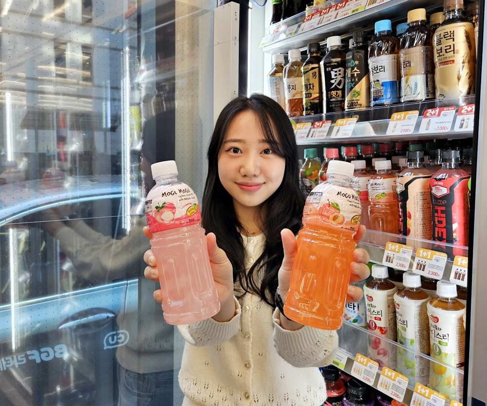 CU가 태국 인기 음료인 모구모구의 용량을 1.5배 늘린 500ml 대용량 주스를 파냄한다고 10일 밝혔다. [CU 제공]